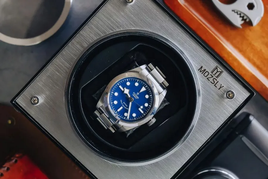 Watch inside the Mozsly watch winder