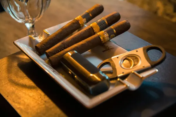 What are the risks of storing cigars outside the humidor?